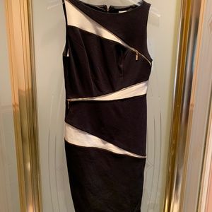 WHBM BLACK/WHITE HORIZONTAL GOLD ZIPPERS KNEE LENGTH SLEEVELESS SIZE 8